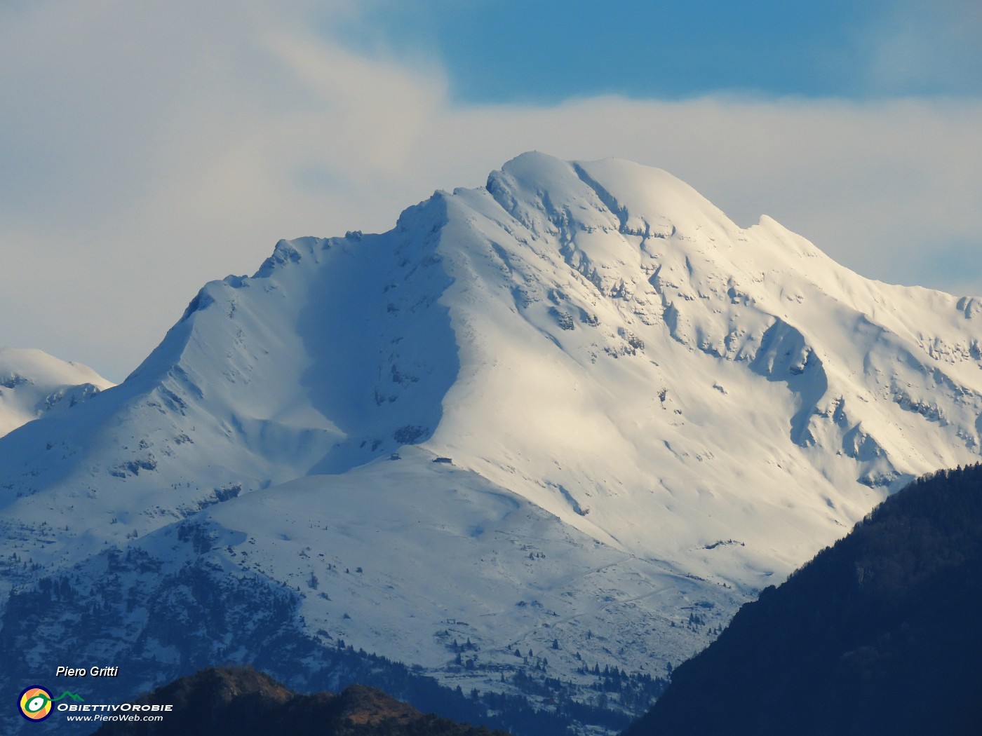 23 Zoom in Arera (2512 m) , carico di neve.JPG